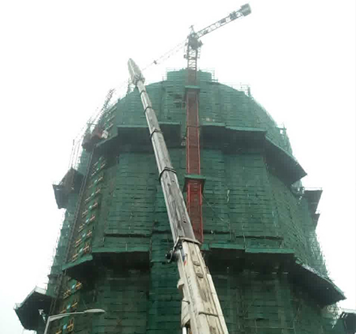 瑞金吊车在工地上作业